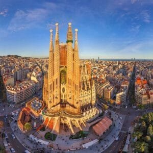 BARCELONË ME AVION + GUIDË  4 DITË  365€